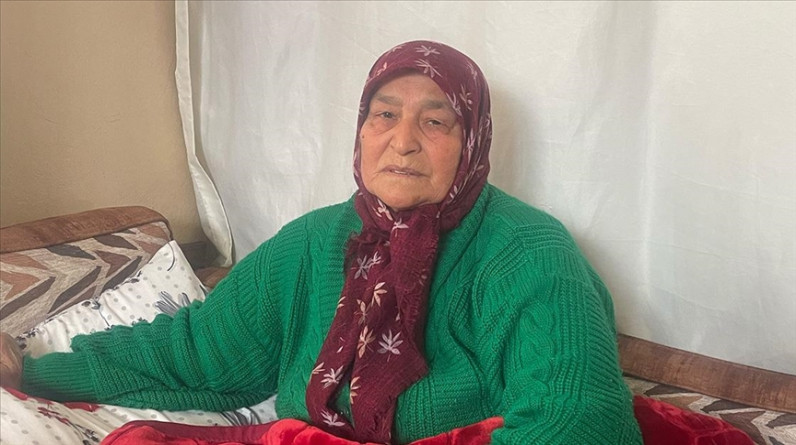 السورية أم صالح.. نجت بأعجوبة من الزلزال وفقدت 7 من عائلتها (تقرير)